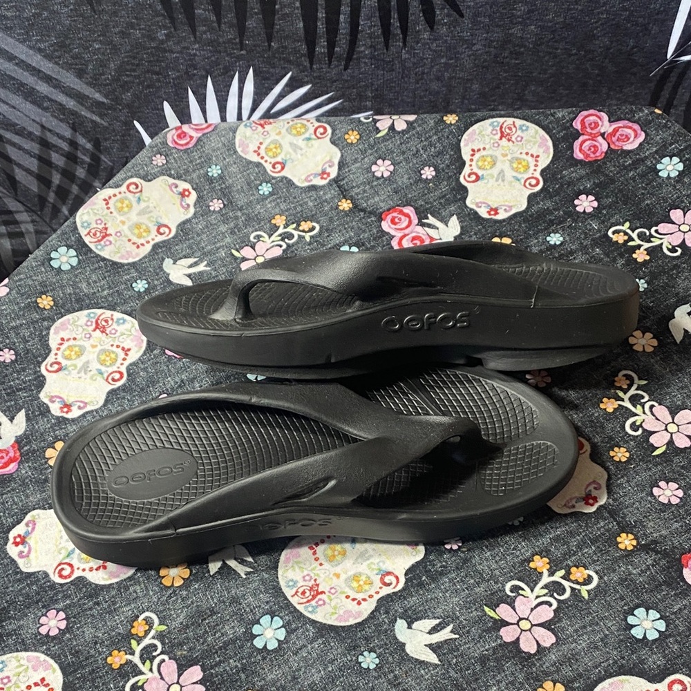OOFOS Black Recovery Flip Flop Sandals Size W8/M6 (EU 39)